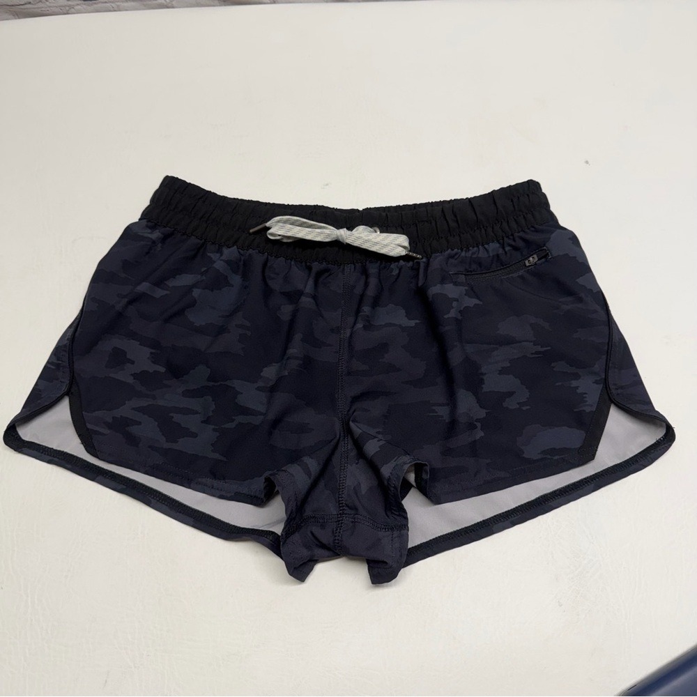 Vuori Women's Dark Camo Athletic Shorts sz medium